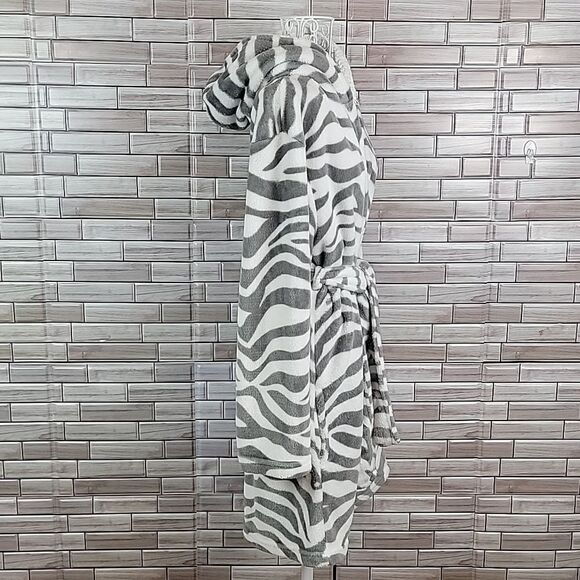 Tarea by Rue21 zebra plush robe One Size - Picture 6 of 11